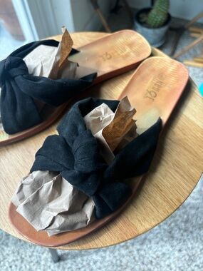 Rouge Helium Black Knot-Front Slides